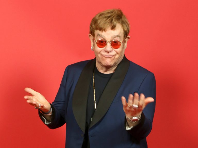 elton john accidente caida gira pospone mundial tour conciertos festivales Farewell Yellow Brick Road estados unidos europa 2023 2021