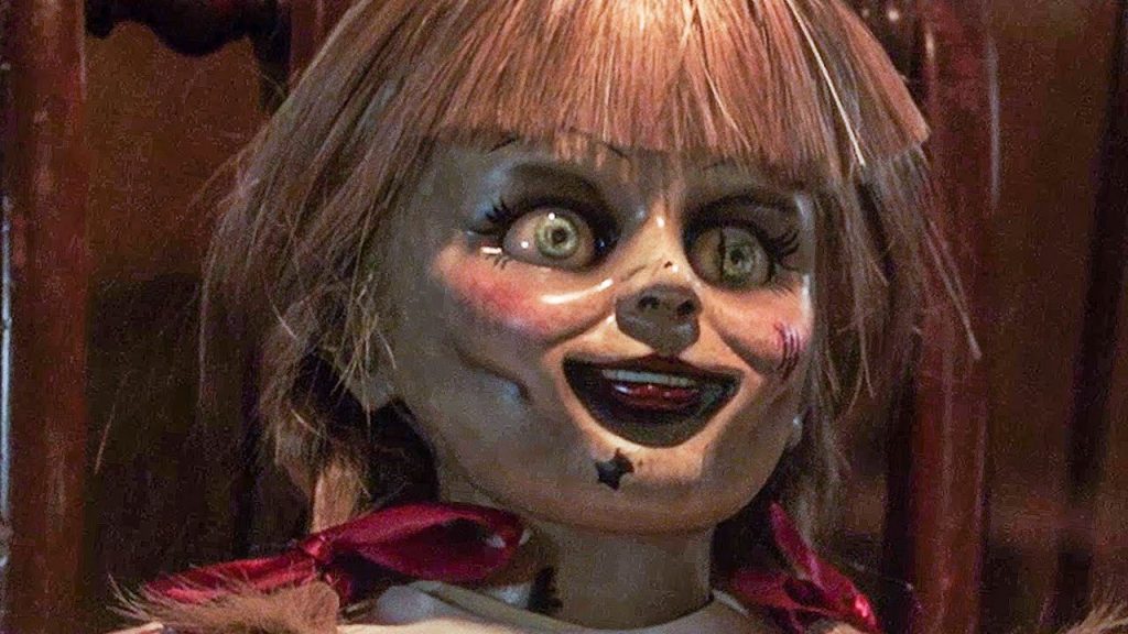 anabelle pelicula aterradora pelicula de terror el conjuro sorpresa hombre agujero muro pared casa nueva inglaterra liverpool