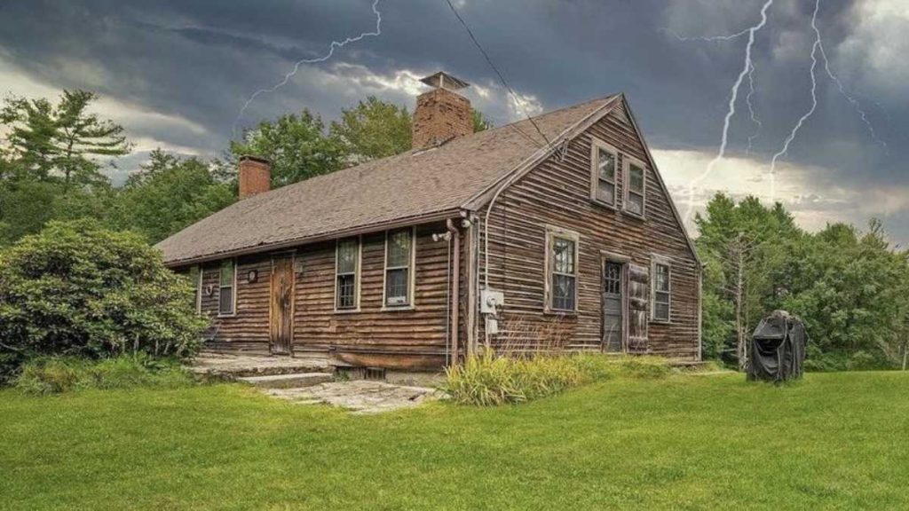 casa el conjuro encantada fantasmas espiritus pelicula cinta 2013 trilogia muñeca fenomenos paranormales que hay que paso historia real verdadera veridica James Wan Ed y Lorraine Warren Jenn y Cory Heinzen