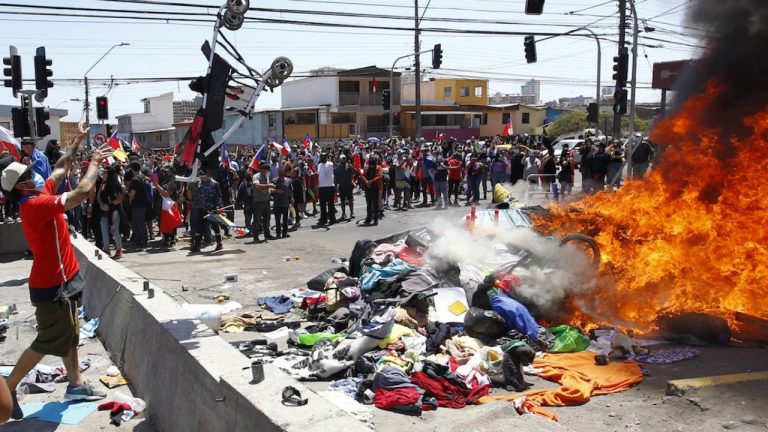 migrantes colchane migracion quema de coche de guagua bebe inmigrantes venezolanos colombianos haitianos peruanos bolivianos pertenencias ropa de cosas campamento plaza brasil iquique region de tarapaca zona norte acceso paso zona limitrofe militares carabineros