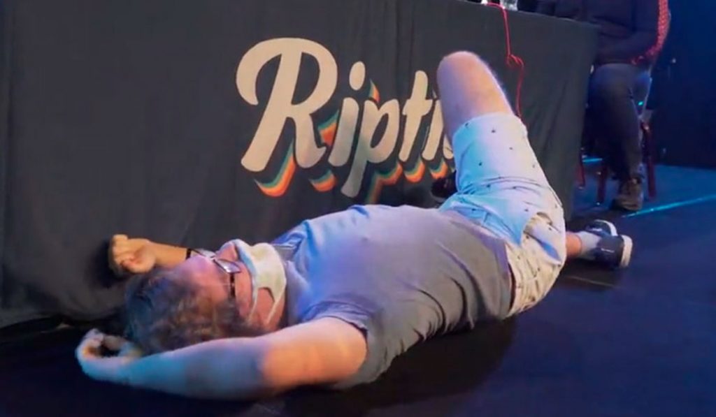 jugador gamer se diloca el hombro Rivals of aether videojuego riptide esports deportes electronicos