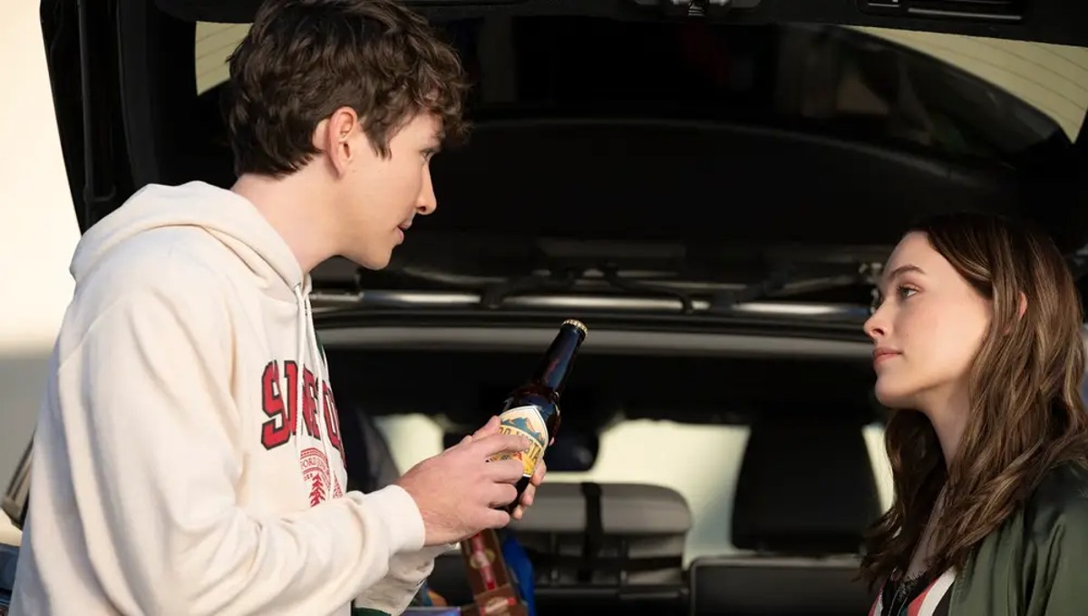 Victoria Pedretti y Dylan Arnold