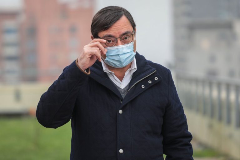 felipe guevara renuncia delegado presidencial region metropolitana rm santiago conflicto de interes investigacion en su contra contraloria general de la republica