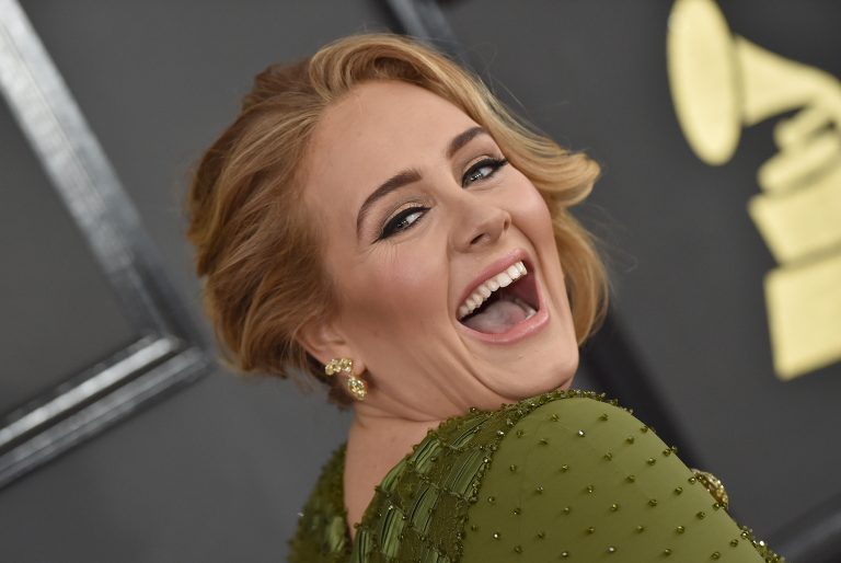 adele nuevo disco 30 album estreno fecha de lanzamiento noviembre viernes medianoche misteriosos carteles vallas publicitarias