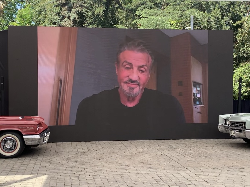 Sylvester Stallone saludando a los asistentes del evento