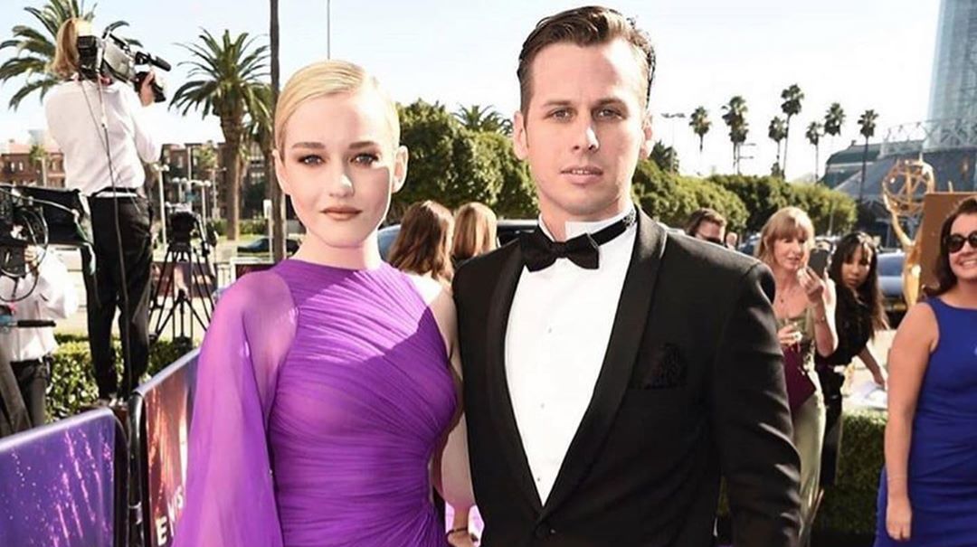 Julia Garner y Mark Foster