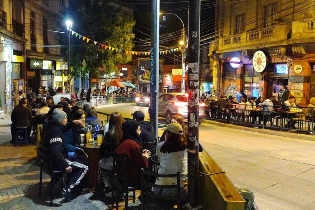 vida nocturna locales nocturnos agencia uno fin del toque de queda horario restaurantes metro de santiago buses interurbanos transantiago red movilidad de pase de cuarentena aforos vacunacion