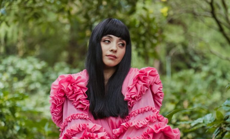 mon laferte algo es mejor nuevo single sencillo album disco gira por concierto en chile estados unidos mundial discografia