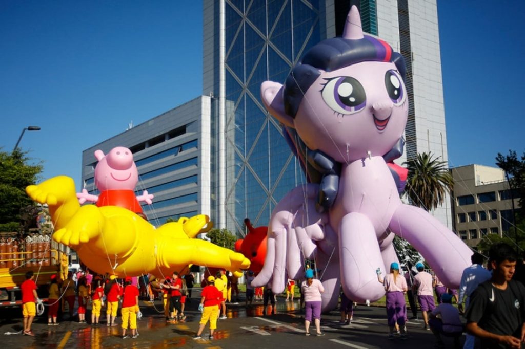 paris parade desfile navideño alameda niños niñas personajes Peppa Pig el Chavo del 8 Shrek Tulio Triviño los Paw Patrol y el Chapulín Colorado animados
