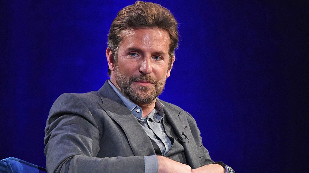 Bradley-Cooper-reveals-he-was-held-at-knifepoint-while-picking-cuchillo-metro-nueva-york-new-daughter-school