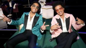 Silk Sonic vuelve a romperla con nuevo single 'Smokin out the