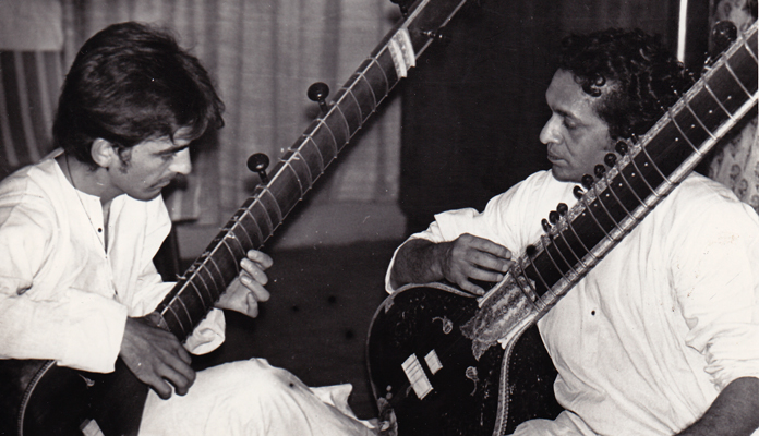 Ravi Shankar Enseñando A George Harrison, Años 60 Foto Ravi Shankar Foundation