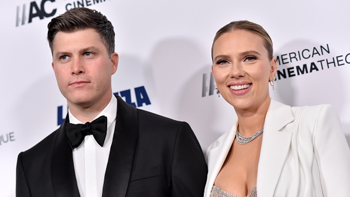 Colin Jost y Scarlett Johansson