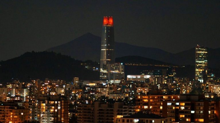 Costanera Center rojo