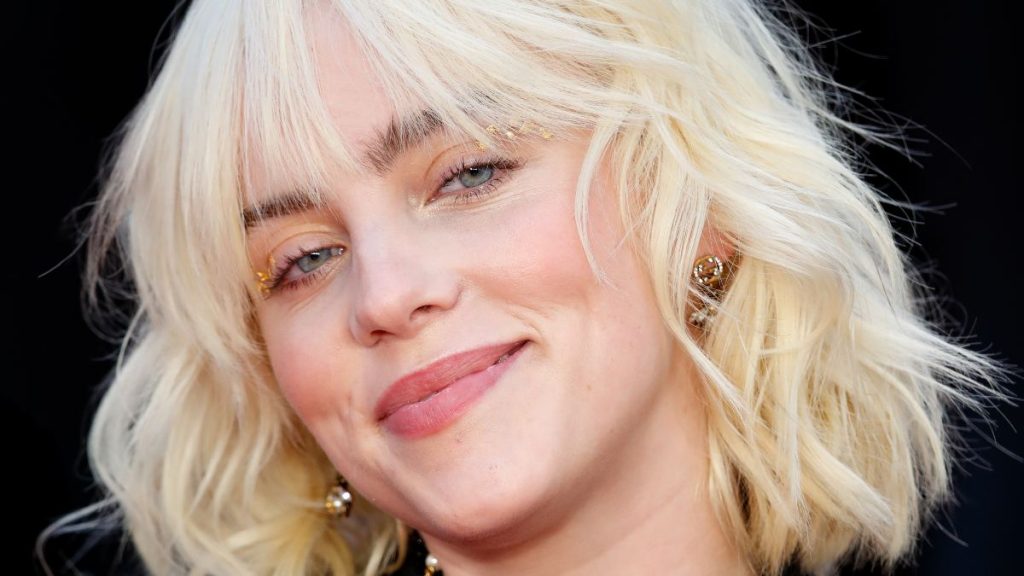 Billie Eilish Nuevo Corte De Pelo Cambio De Look Estilo Tiño El Cabello Tiñe Tinturo Color Rubio Castaño Moreno Negro