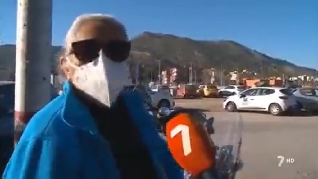 Mujer Fila Anciana Abuela Señora Abuelita Adulta Mayor Señora Persona Venta De Entradas Partido De Futbol Confunde Vacunacion Fila