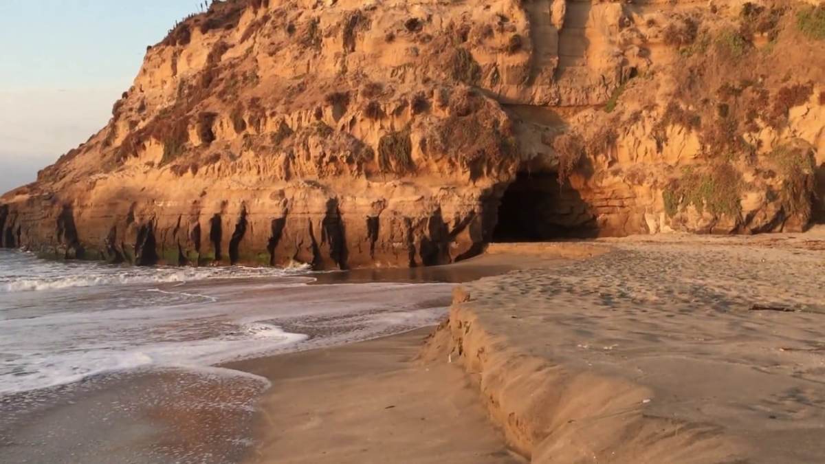 Playa Luna ¿Cómo se llega al único balneario nudista y qué reglas hay? — RockandPop picture