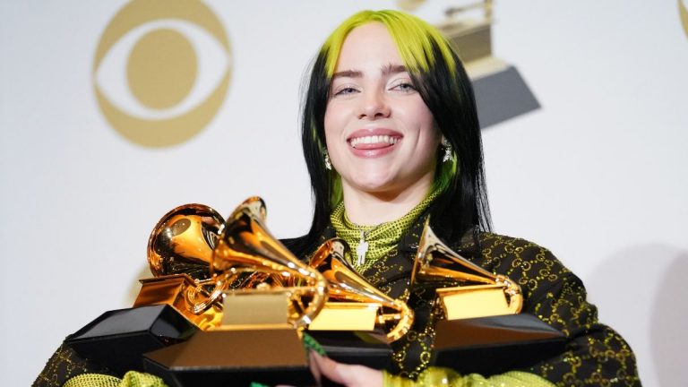 Premios Grammy 2022 Cancelados Suspendidos Billie Eilish Holding Her Prizes
