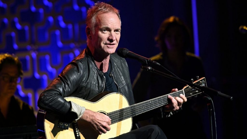 Sting canta español