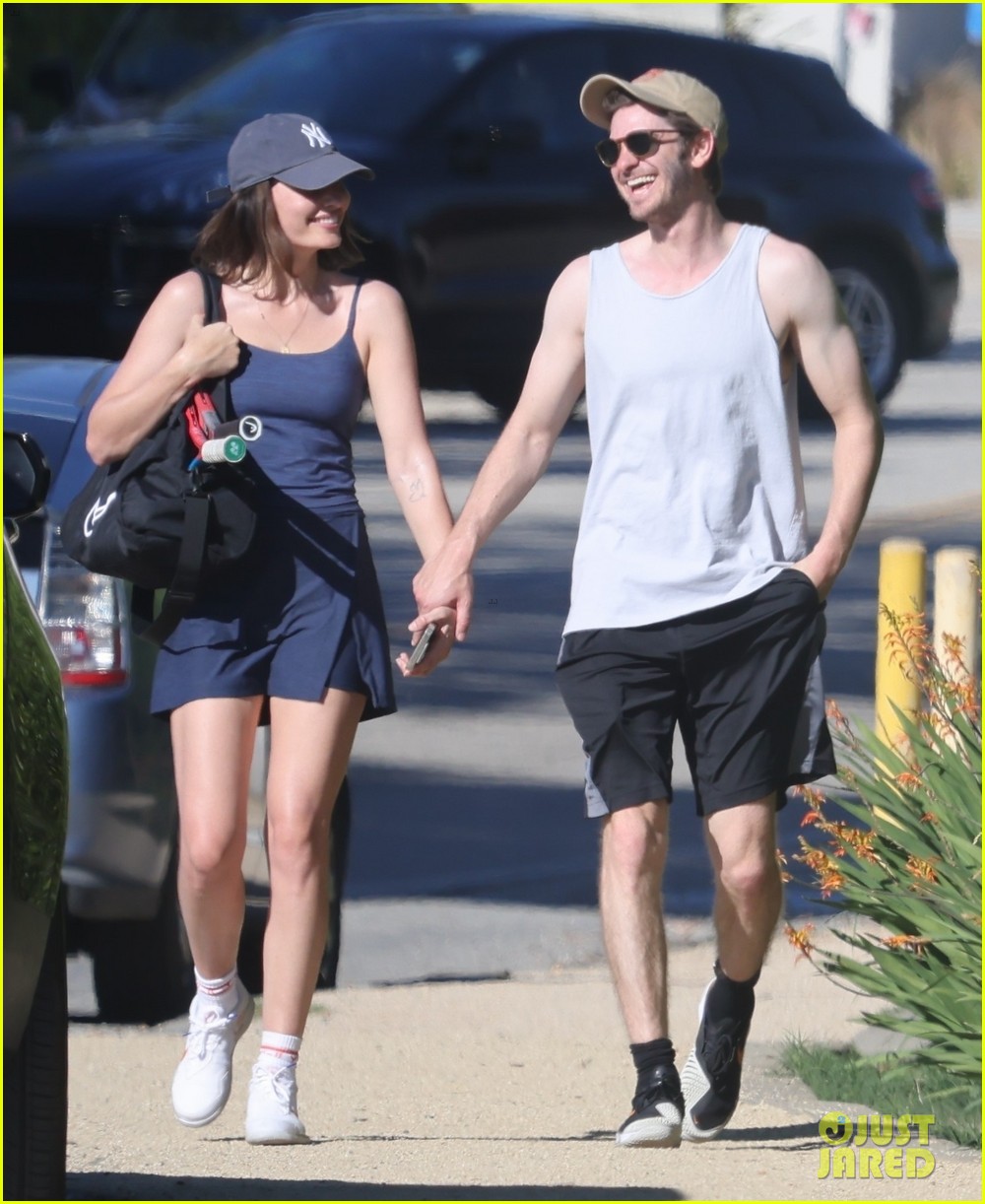 Andrew Garfield y Alyssa Miller