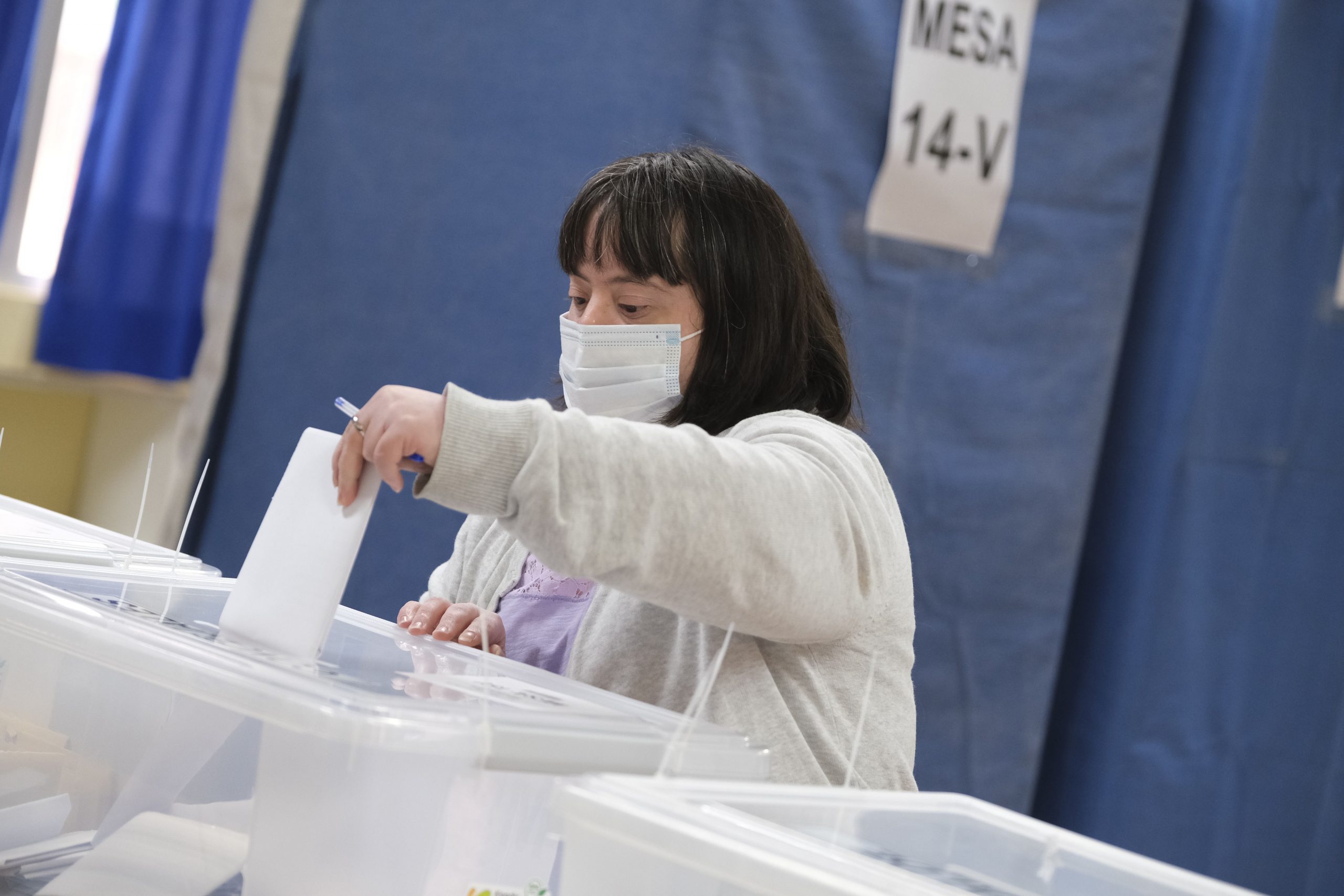 Mujer votando