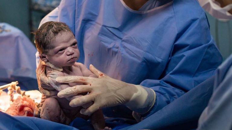 Bebé Enojada Meme Viral Foto Original