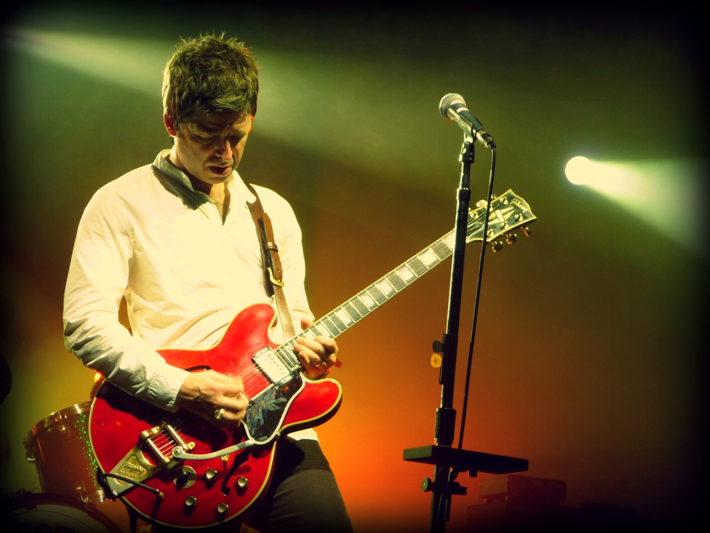 Noel Gallagher con su icónica guitarra