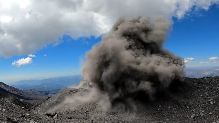 Erupción Volcán Nevados De Chillán