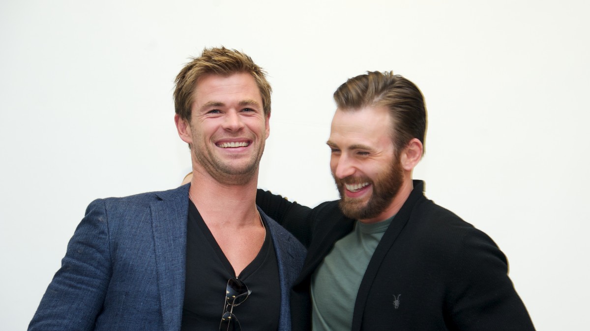 Hemsworth explica porque não deixam ele e Chris Evans viajarem juntos –  Vírgula