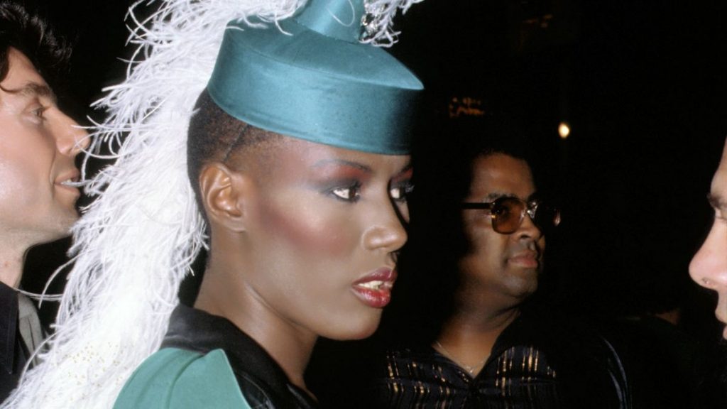 Grace Jones Golpea Periodista