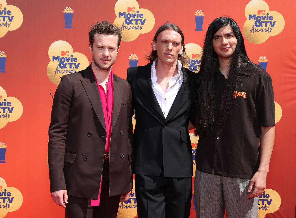 Joseph Quinn, Jamie Campbell Bower y Eduardo Franco