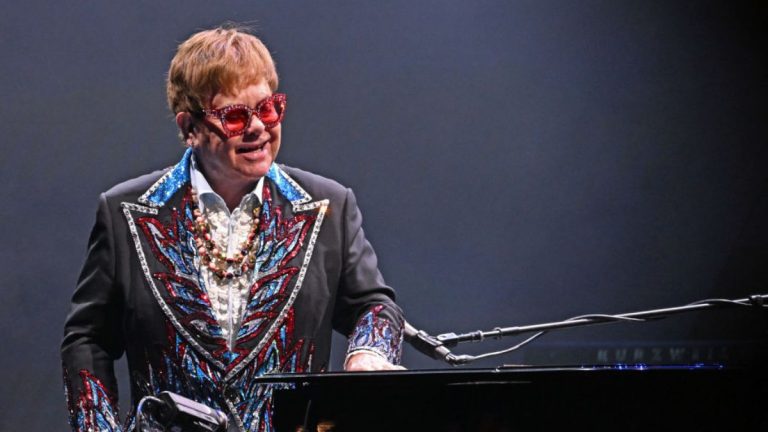Elton John silla de ruedas
