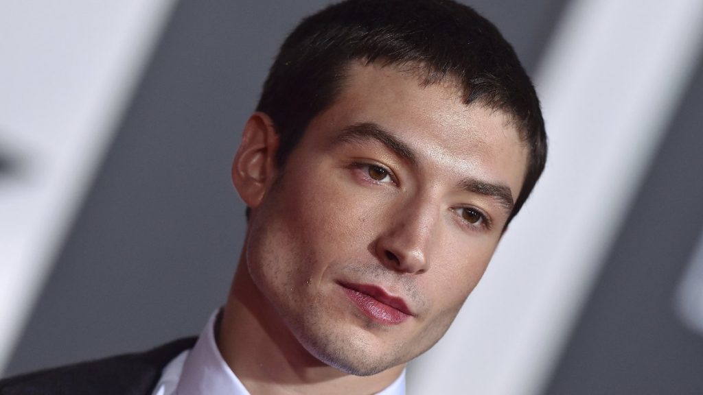 Ezra Miller Orden De Alejamiento