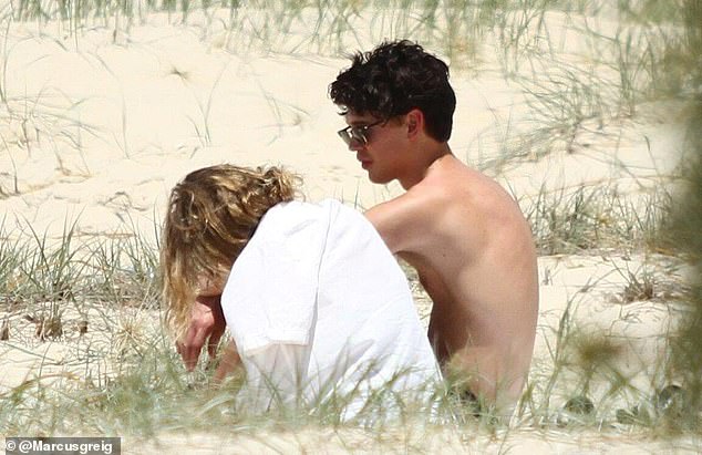 Austin Butler y Olivia DeJonge en 2020