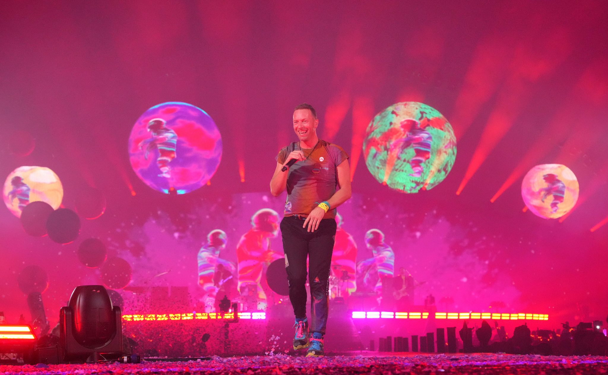 "Biutyful" Coldplay estrena nuevo video musical junto a The Weirdos — Rock&Pop