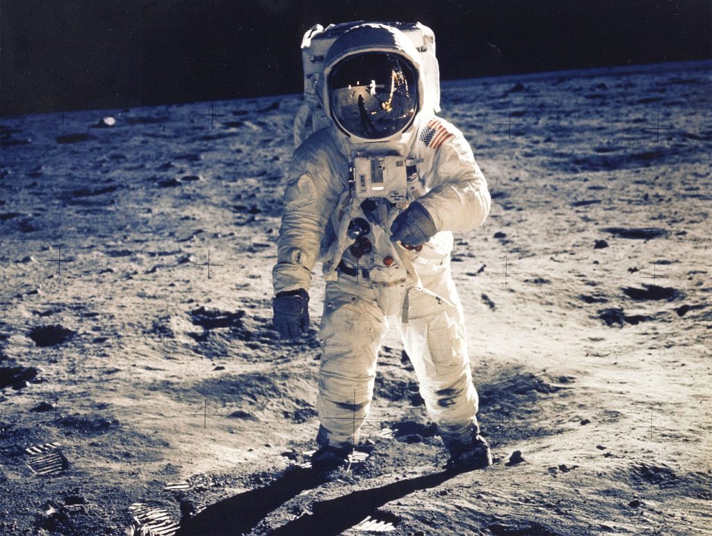 Fuente: Getty Images- Hombre en suelo lunar