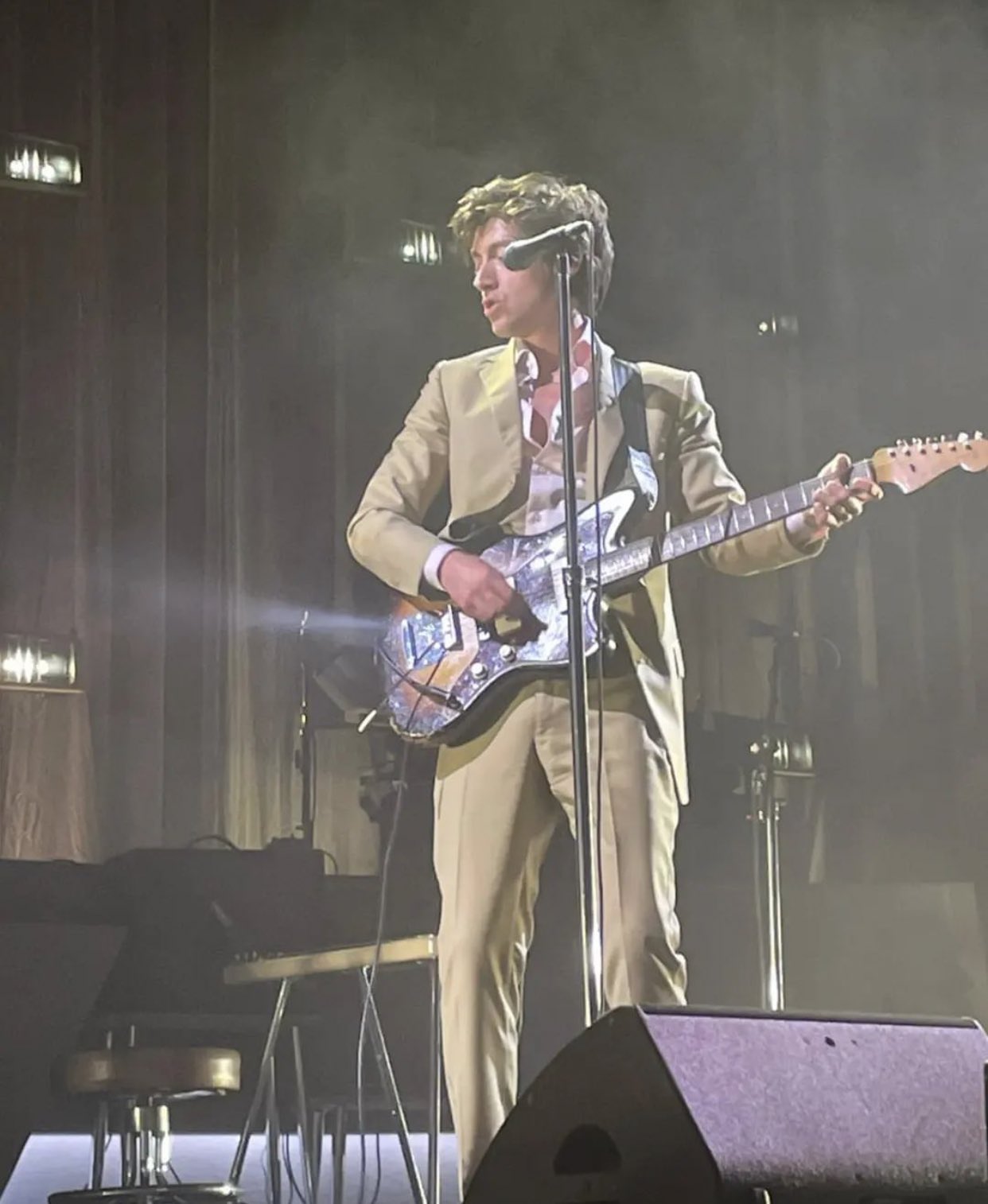 Alex Turner en el concierto de regreso de Arctic Monkeys