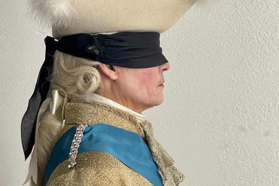 Johnny Depp como Luis XV