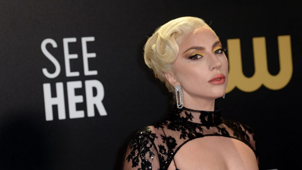 lady gaga paseador de perros