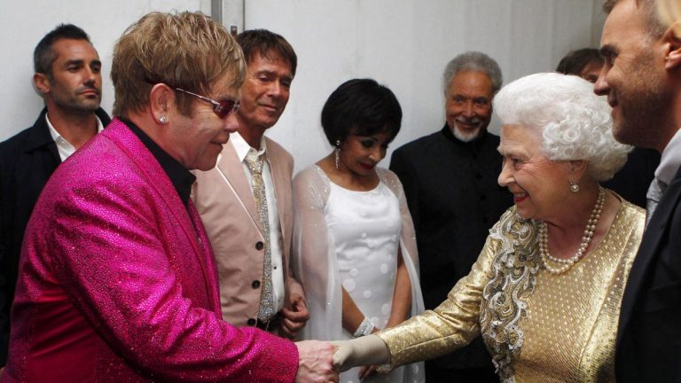 Elton John y reina Isabel