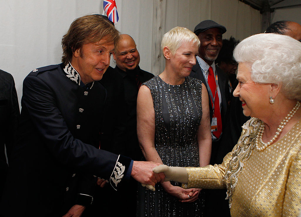 Paul McCartney y la Reina Isabel