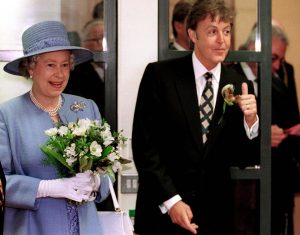Paul McCartney y la Reina Isabel II