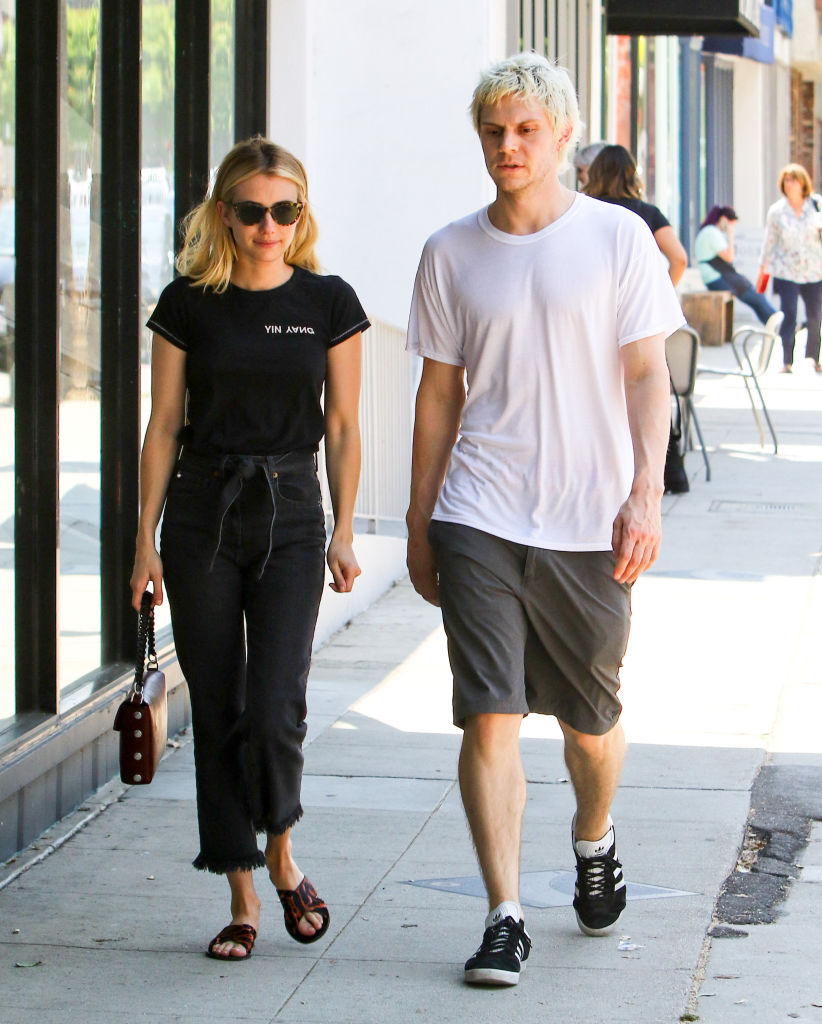 Emma Roberts y Evan Peters (2018)