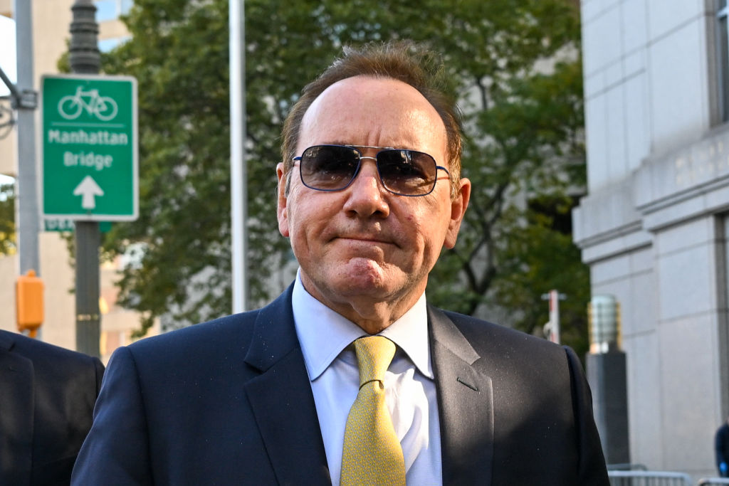 Kevin Spacey saliendo del juicio