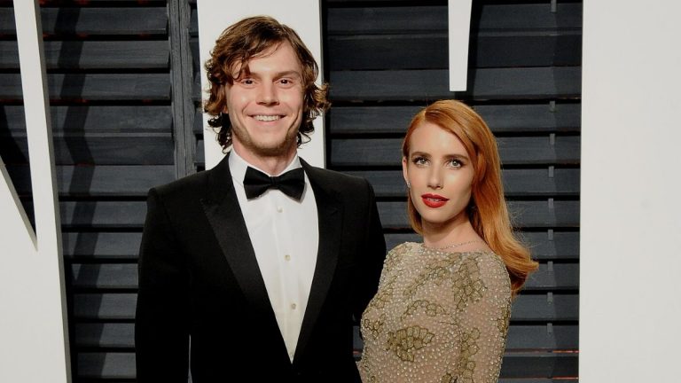 Evan Peters y Emma Roberts