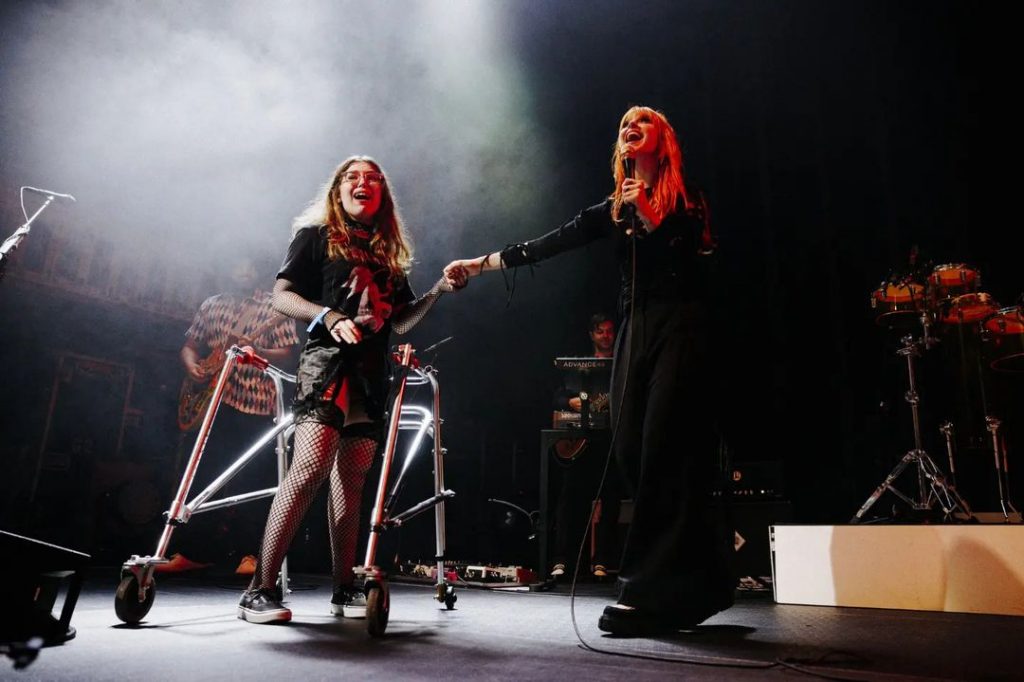 paramore discapacitado