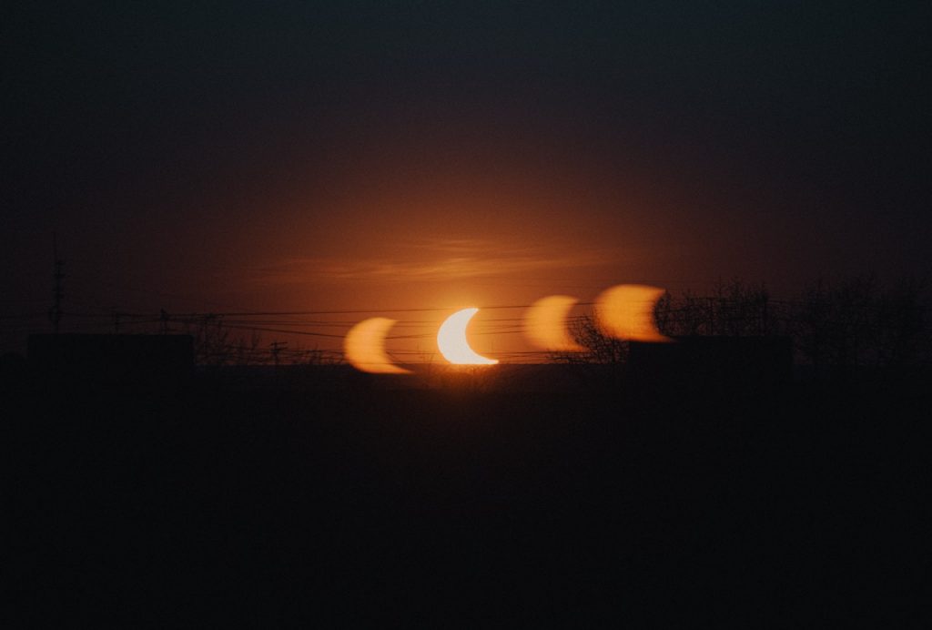 eclipse híbrido de sol