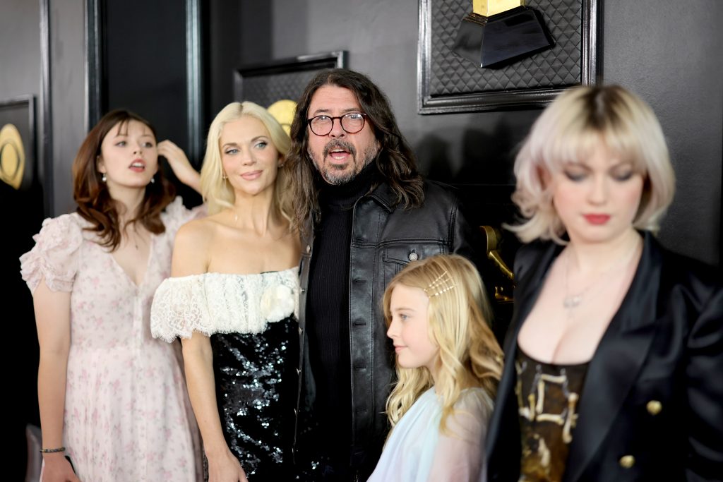 65th GRAMMY Awards - Red CarpetHarper Grohl, Jordyn Blum, Dave Grohl, Ophelia Grohl, y Violet Grohl 