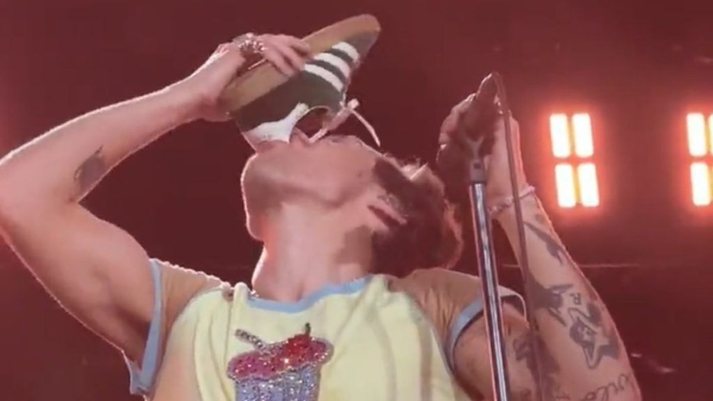 Harry Styles gira zapato