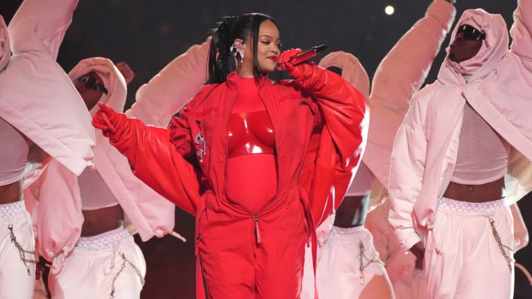 Rihanna no le pagan super bowl